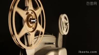 特写旋转胶卷卷轴的一个古董毫米电影放映机在一个黑暗的房间包括放映机音频